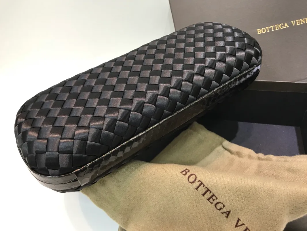 Classic evening bag~~~Japanese imported ribbon➕water snake leather edging material is dense and slippery, not easy to fluff. Size: 24.5cm*10.5cm*6cm 8651L350